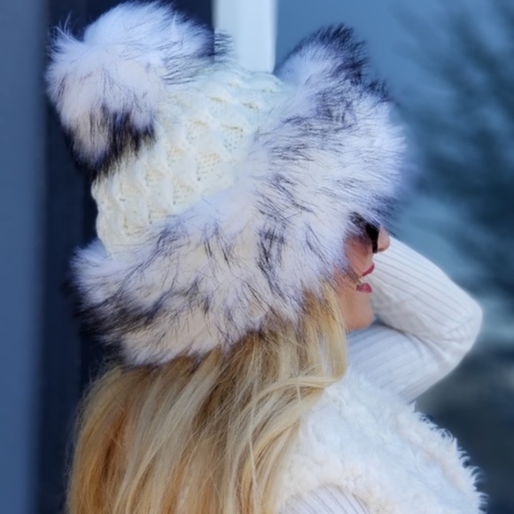 MODA ME COUTURE Accessories - BEST HAT EVER! Faux Fur Trimmed Beanie Hat - Cream